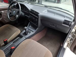 Bild 14/24 von BMW 318i (1989)