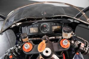 Image 22/32 of Aprilia RSV 1000 R (1999)