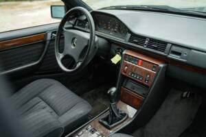Imagen 32/50 de Mercedes-Benz 200 TE (1992)