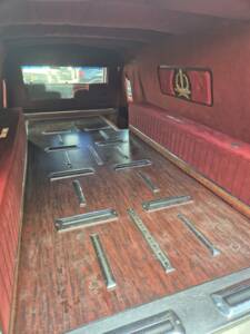 Image 7/8 of Cadillac Fleetwood Brougham (1992)