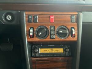 Bild 20/21 von Mercedes-Benz E 200 (1996)