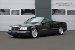 Image 12/33 of Mercedes-Benz E 200 (1994)