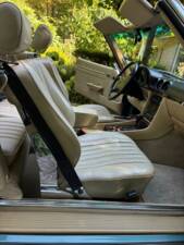 Image 18/30 of Mercedes-Benz 560 SL (1988)