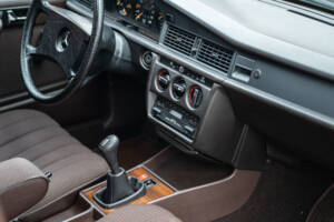 Image 28/77 de Mercedes-Benz 190 E 2.3 (1988)