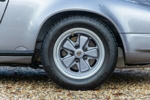 Immagine 17/50 di Porsche 911 Carrera 3.2 "25 years 911" (1988)