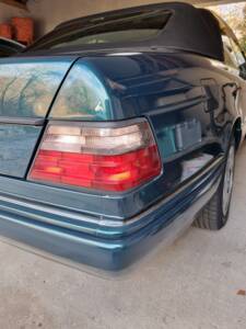 Image 21/29 of Mercedes-Benz E 200 (1995)