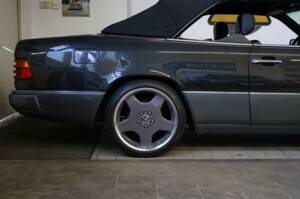 Immagine 27/30 di Mercedes-Benz 320 CE (1993)