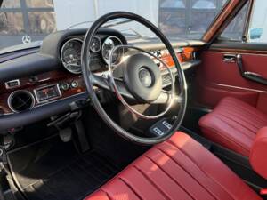 Image 22/32 of Mercedes-Benz 300 SEL 6.3 (1970)