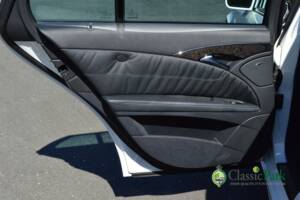Image 19/50 of Mercedes-Benz E 500 T (2004)