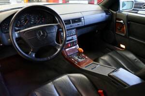 Image 30/42 of Mercedes-Benz 500 SL (1992)