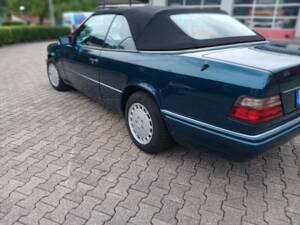 Image 8/29 of Mercedes-Benz E 200 (1995)