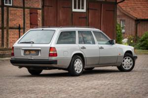 Imagen 12/72 de Mercedes-Benz 250 TD (1991)