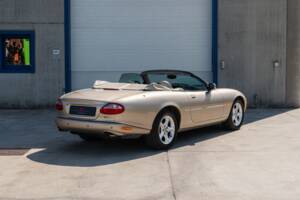 Image 18/91 de Jaguar XK8 4.0 (2000)