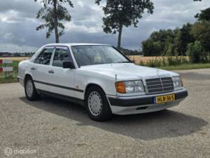 Afbeelding 5/42 van Mercedes-Benz 300 E (1986)
