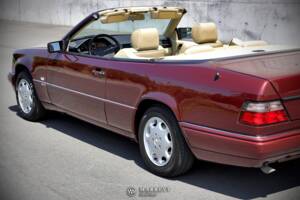 Bild 13/79 von Mercedes-Benz E 220 (1996)