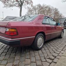 Immagine 41/162 di Mercedes-Benz 230 CE (1989)