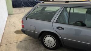 Bild 10/81 von Mercedes-Benz 250 TD (1992)