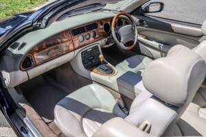 Image 33/36 of Jaguar XK8 4.0 (2001)