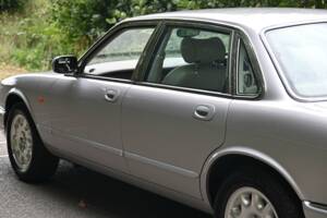 Immagine 18/50 di Jaguar XJ 8 Executive (2002)