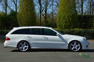 Image 6/50 of Mercedes-Benz E 500 T (2004)