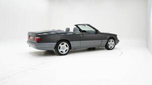 Image 2/15 of Mercedes-Benz E 220 (1994)