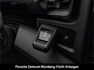 Image 45/50 of Porsche Cayenne S Electric (2026)