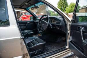 Image 2/50 of Mercedes-Benz 190 E 2.5-16 (1991)