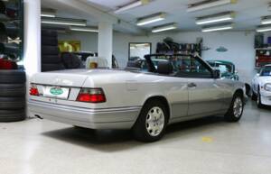 Immagine 42/43 di Mercedes-Benz E 200 (1994)