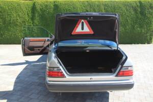 Bild 8/16 von Mercedes-Benz 230 CE (1990)