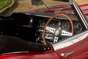 Image 47/50 de Jaguar E-Type (1967)