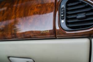Image 43/91 de Jaguar XK8 4.0 (2000)