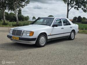 Afbeelding 3/42 van Mercedes-Benz 300 E (1986)