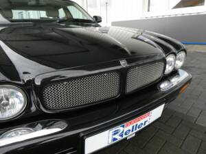 Image 19/21 of Jaguar XJR 4.0 (2001)
