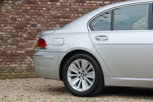 Immagine 37/50 di BMW 750i (2007)