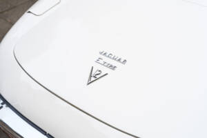 Image 13/21 de Jaguar E-Type V12 (1973)