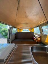 Image 12/20 of Volkswagen T2b Kombi (1974)