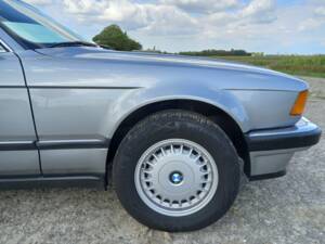 Bild 7/8 von BMW 735i (1987)