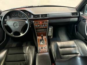 Image 10/14 of Mercedes-Benz 500 E (1993)