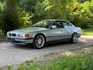 Immagine 2/14 di BMW 750i (1997)