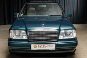 Image 4/40 de Mercedes-Benz E 220 (1995)