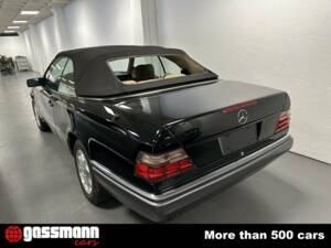 Image 4/15 de Mercedes-Benz E 320 (1995)