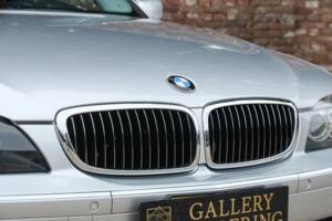 Immagine 39/50 di BMW 750i (2007)