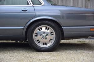 Image 17/40 of Jaguar XJ 6 4.0 Sovereign (1995)