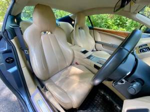 Bild 28/46 von Aston Martin DB 9 (2010)