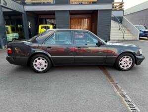 Image 8/27 of Mercedes-Benz E 500 (1994)