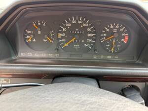 Image 26/30 of Mercedes-Benz E 200 "Final Edition" (1997)