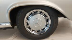 Image 9/60 of Mercedes-Benz 280 SE (1969)