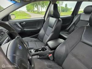 Bild 10/23 von Volvo V 70 2.4 (2003)