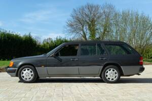 Imagen 4/50 de Mercedes-Benz 200 TE (1993)