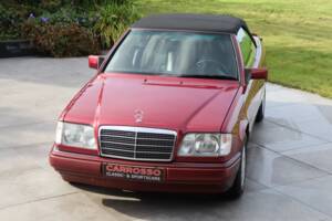 Image 28/50 of Mercedes-Benz E 220 (1994)